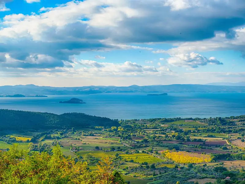 Ausblick auf den See mit Inseln und die umliegende Landschaft.