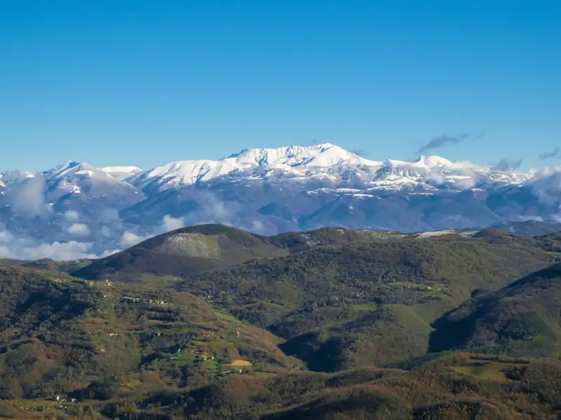 Panoramablick auf eine schneebedeckte Bergkette.