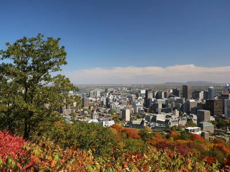 Herbstliche Aussicht auf die Stadt Montreal.