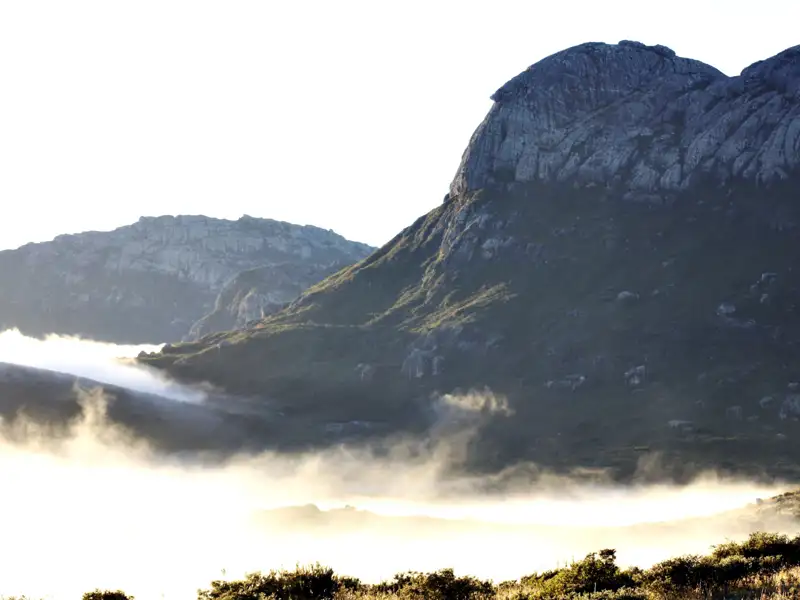 Nebel liegt in den Tälern zwischen den Bergen.