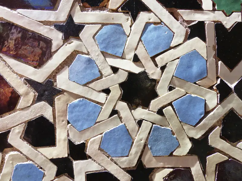 Mosaik aus blauen, weißen und schwarzen Fliesen.