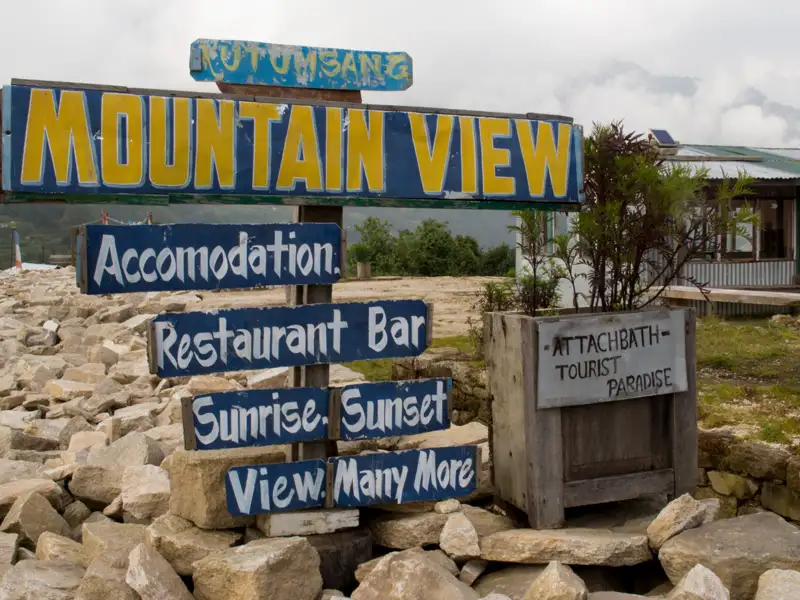 Schild für das Mountain View in Kiphire, das Unterkunft, Restaurant und Blick auf Sonnenaufgang und Sonnenuntergang anbietet.