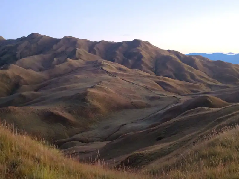 Unterkunft während der Reise: Eine Berghütte am Fuß des Berges.