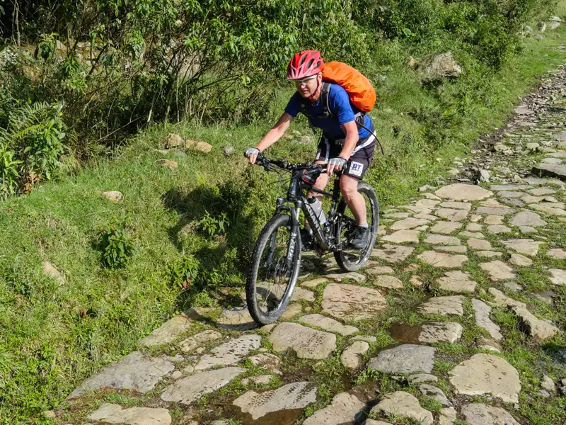 Mountainbiker bewältigt einen steinigen Abschnitt der Route.