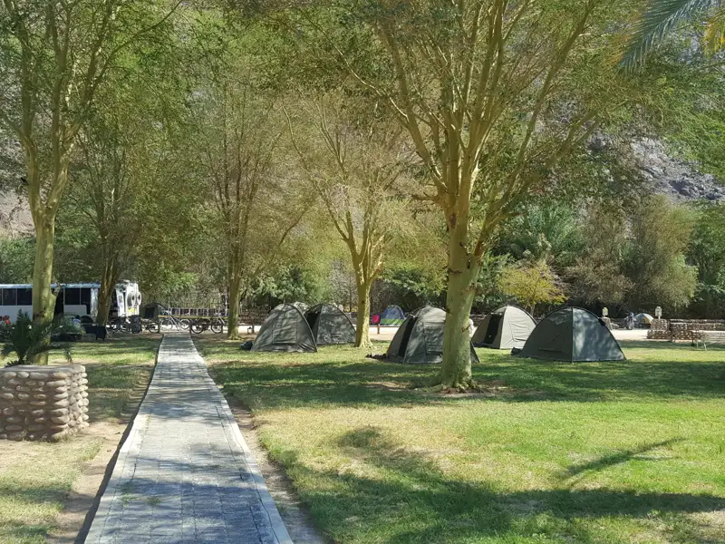 Zelte auf dem Campingplatz der Reise, bereit für die Übernachtung.