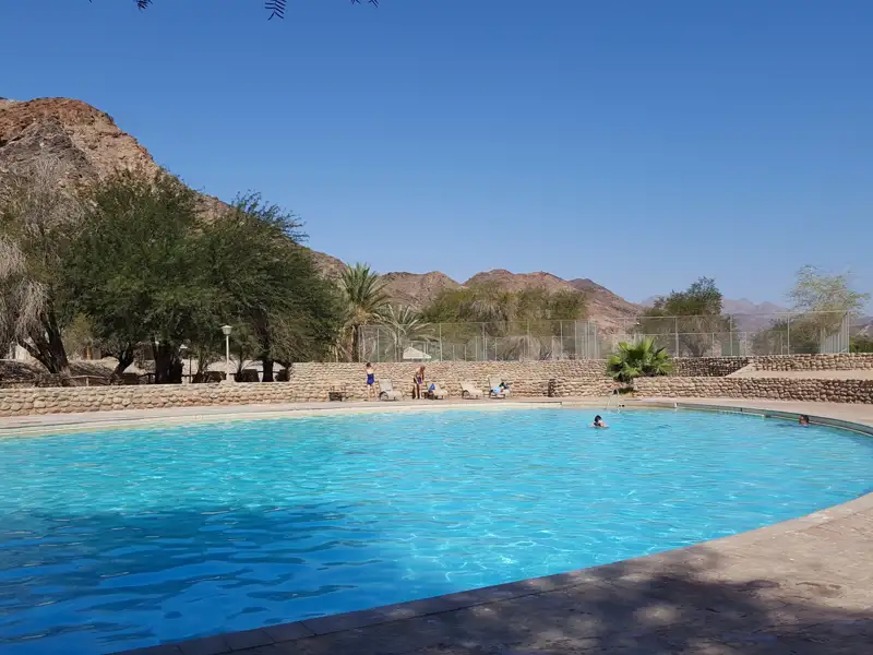 Swimmingpool mit Bergen im Hintergrund