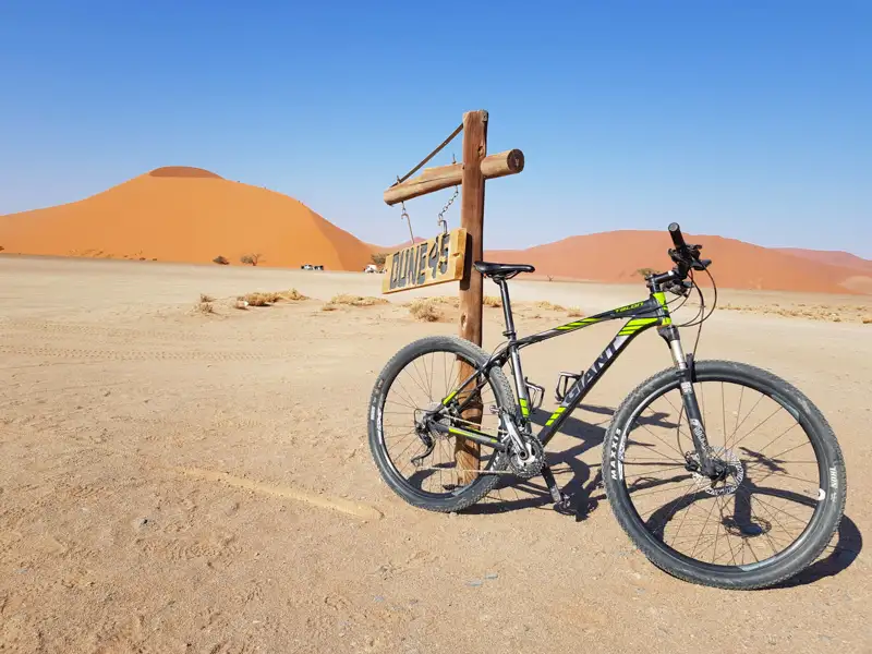 Mountainbike an der Düne 45 in Namibia.
