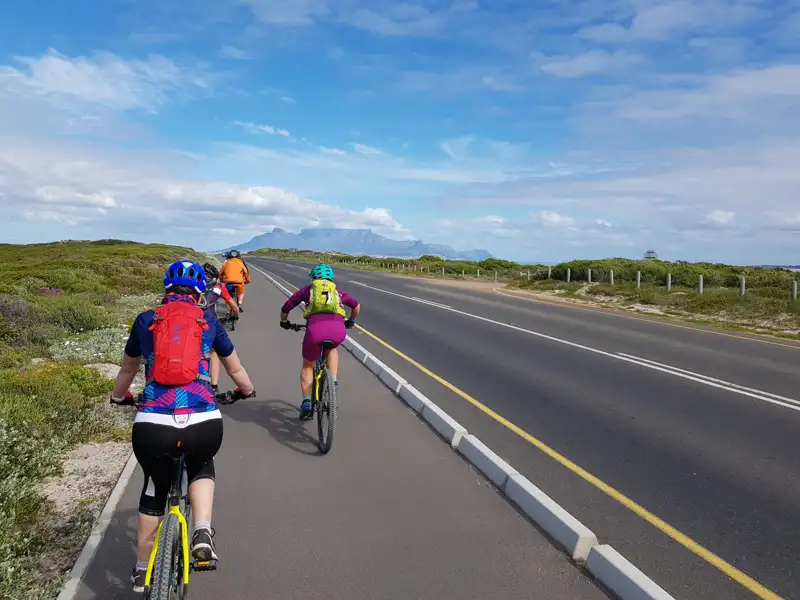 Radfahrer auf einer Küstenstraße.