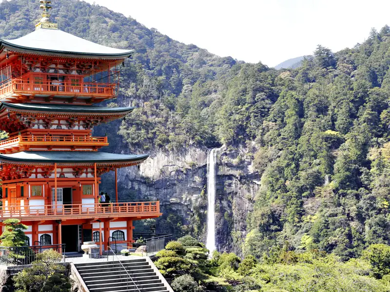 Traditionelle japanische Pagode mit Blick auf einen Wasserfall.