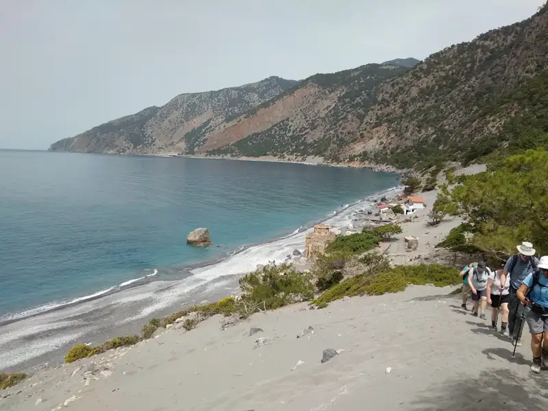 Wanderer auf dem Weg zu einer abgelegenen Bucht an der Küste.
