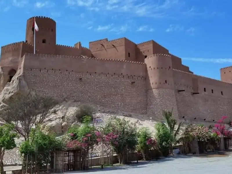 Mächtige Festung auf einem Hügel.