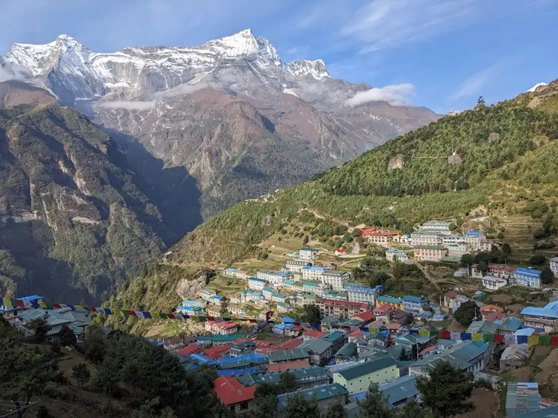 Bergdorf im Himalaya mit Blick auf die schneebedeckten Berge.