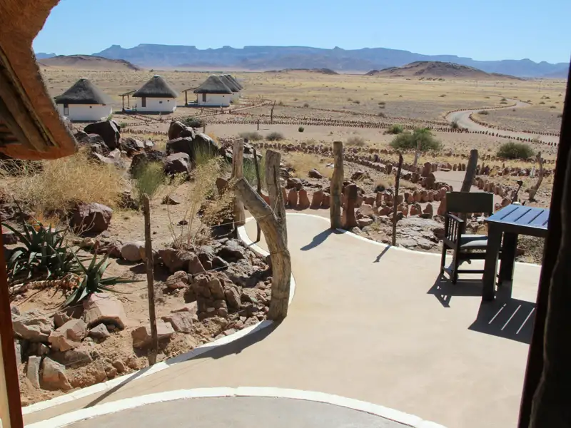 Aussicht von der Lodge auf die Landschaft und die Hütten.