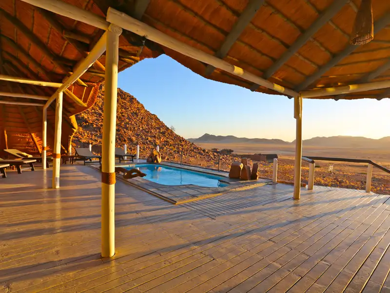 Entspannender Poolbereich mit Blick auf die Wüstenlandschaft.