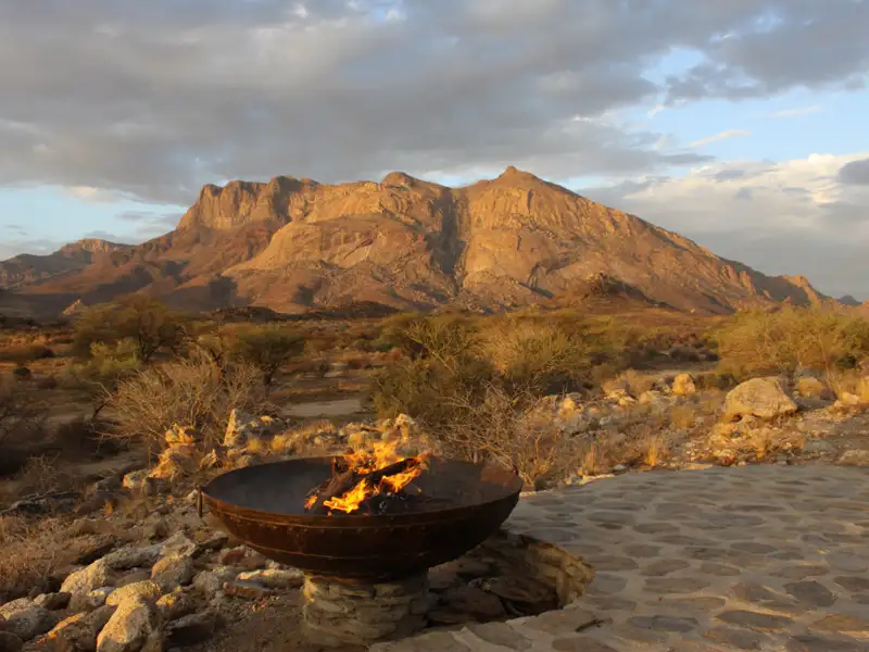 Feuerstelle mit Blick auf die Berge