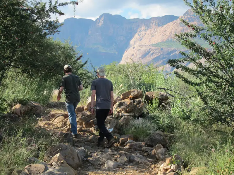 Zwei Wanderer auf einem Bergpfad.