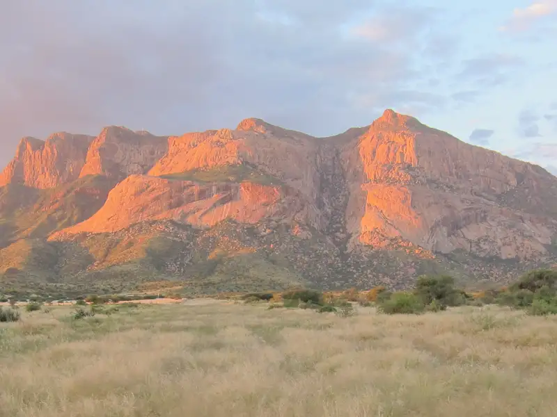 Die im Abendlicht leuchtenden Berge.