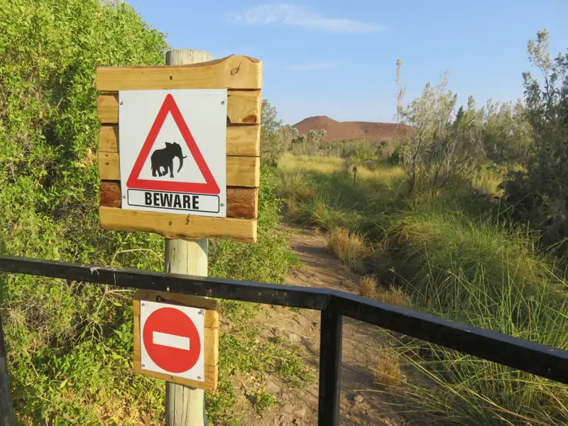 Warnschild vor Elefanten auf der Reise.
