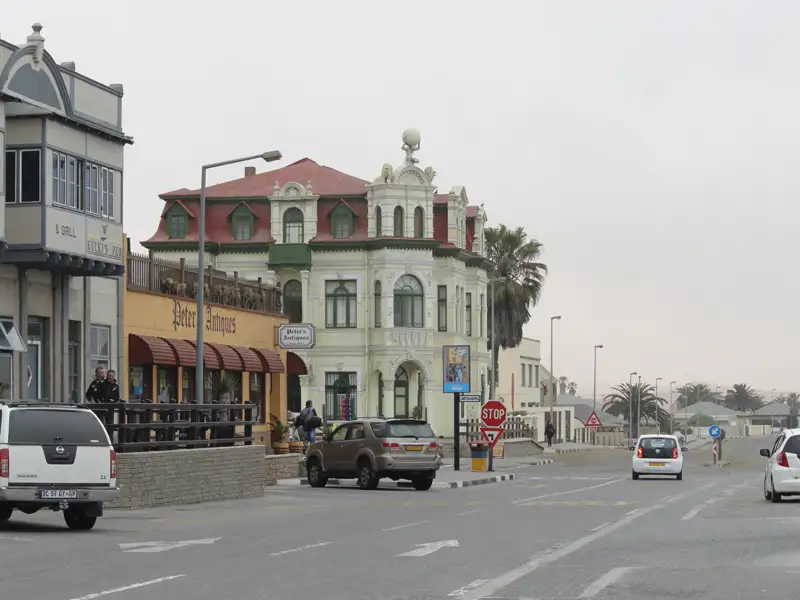 Historische Gebäude und Straßenverkehr in einer Stadt.
