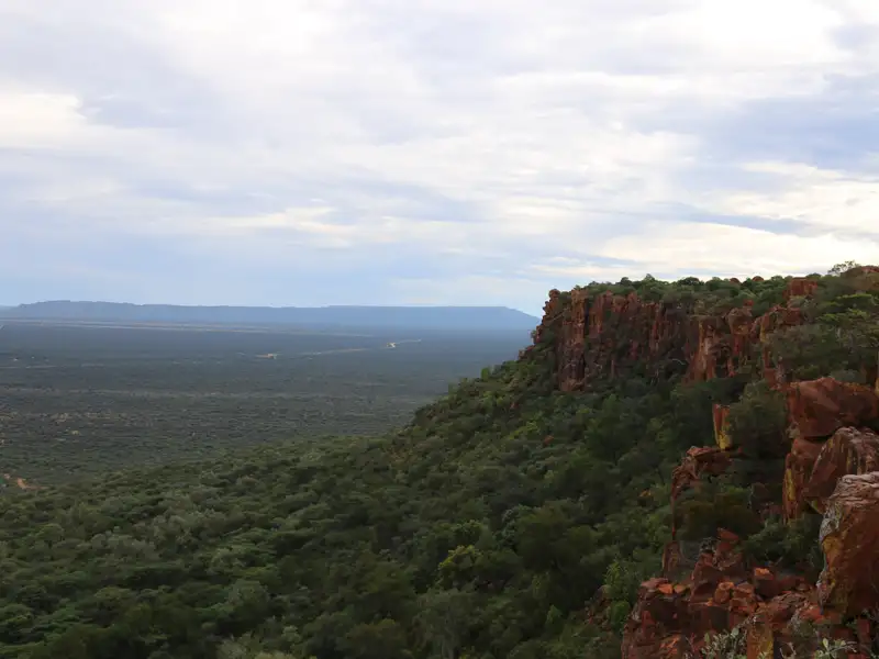 Aussichtspunkt mit Blick über die weitläufige Landschaft und die markanten roten Klippen.