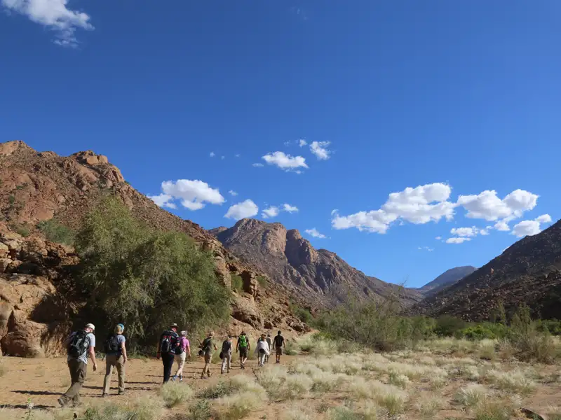 Wanderer auf einem Bergpfad.
