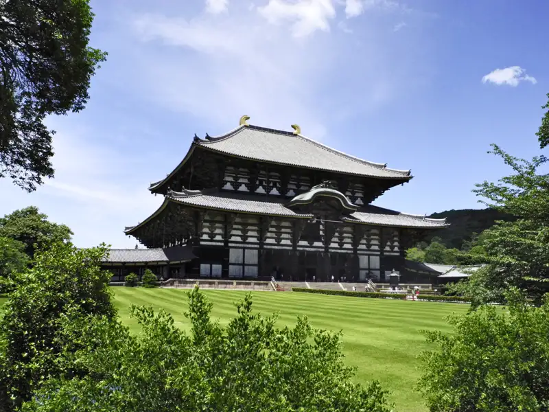 Der Todai-ji Tempel mit seiner imposanten Architektur und dem weitläufigen Gelände.