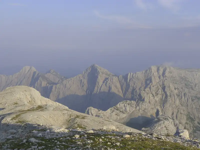 Felsige Berglandschaft mit mehreren Gipfeln.