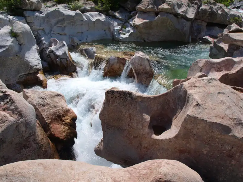 Fließender Fluss über Felsformationen.