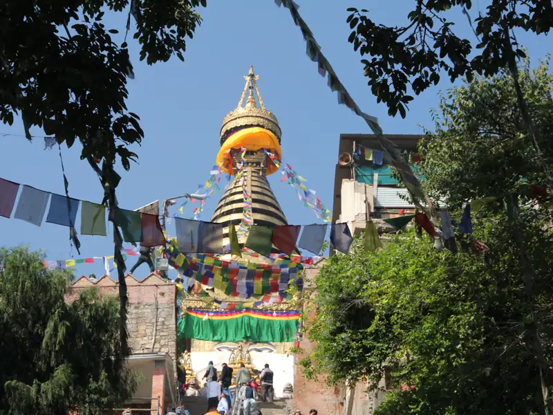 Bunter Stupa mit Gebetsfahnen