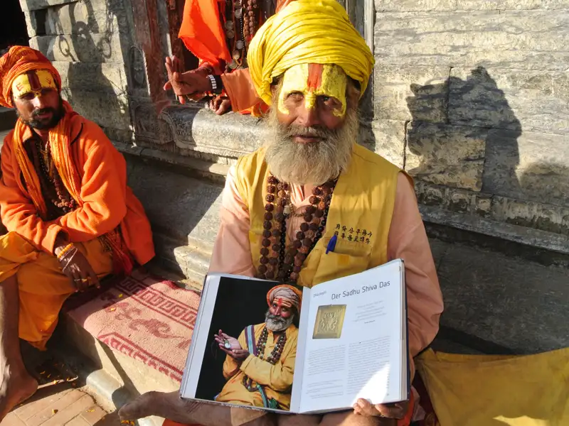 Porträt eines Sadhus mit einem Buch, das ihn selbst zeigt.