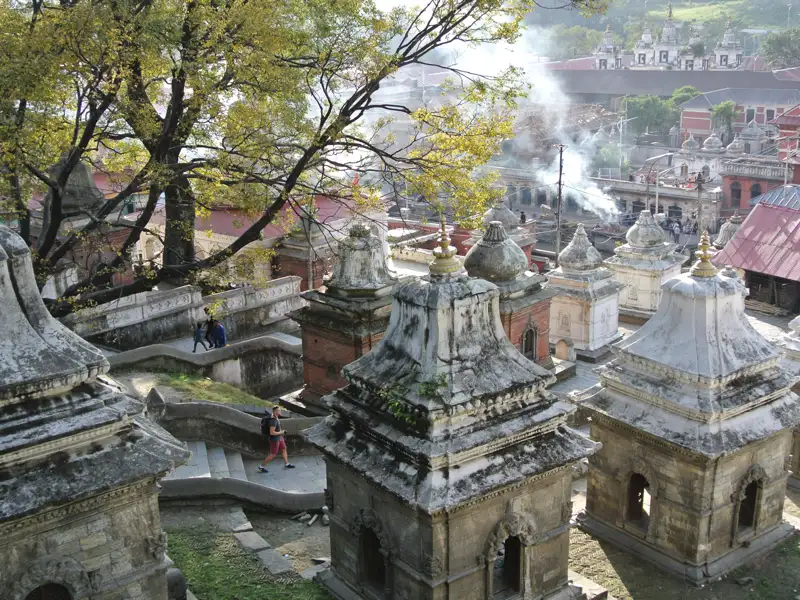 Schreine und Tempelgebäude innerhalb der Anlage.