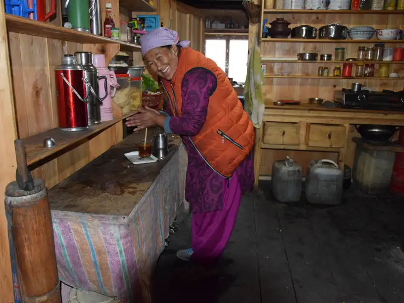 Zubereitung eines Getränks in einer traditionellen Küche.