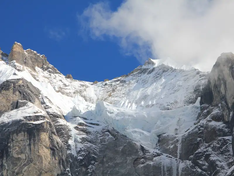 Schneebedeckter Berg mit Gletscher.