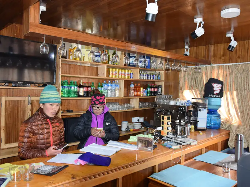 Bar mit Personal und Getränken.