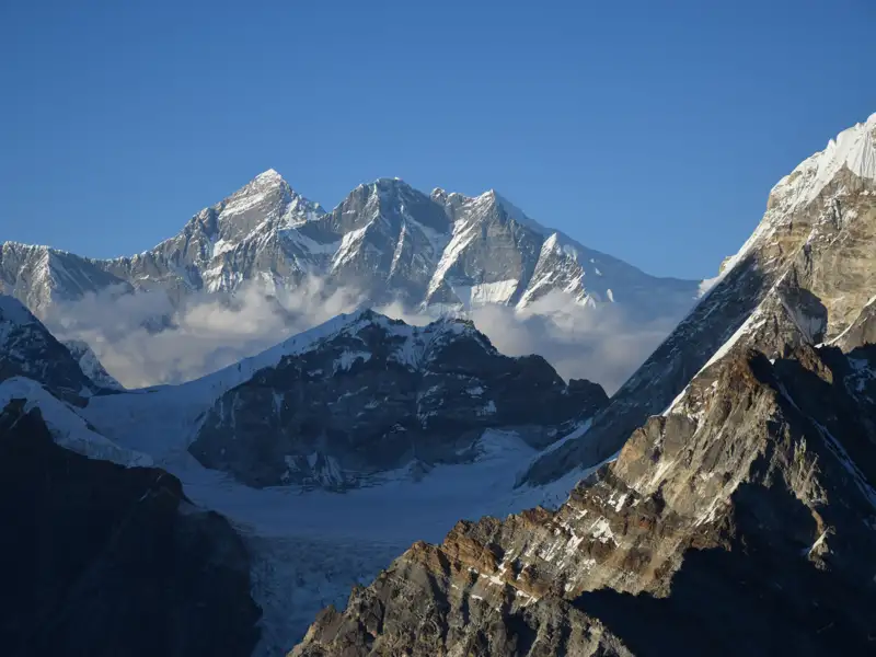 Schneebedeckte Himalaya-Gipfel unter blauem Himmel.