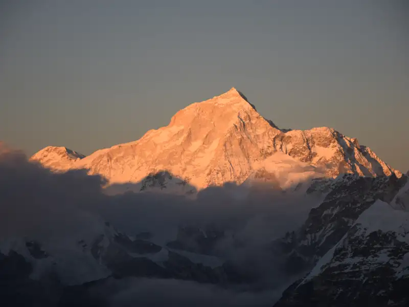 Schneebedeckter Berggipfel in der Abendsonne.