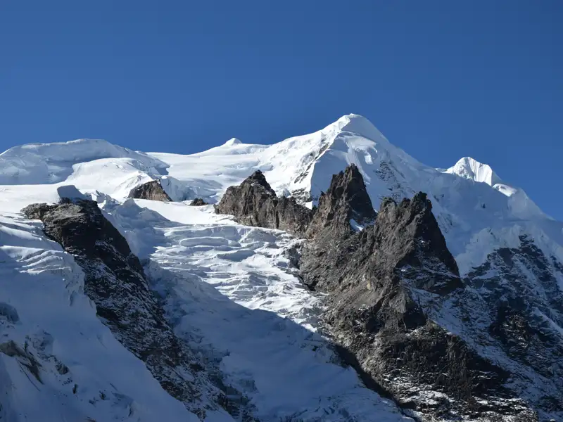 Ansicht eines schneebedeckten Berggipfels und Gletschers.