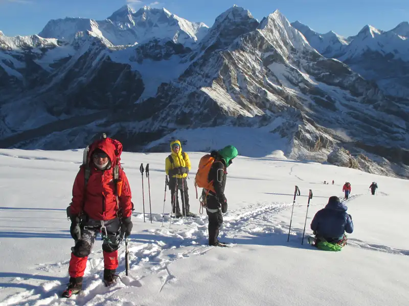 Bergsteigergruppe mit Ausrüstung auf einer Gletschertour in den Bergen.