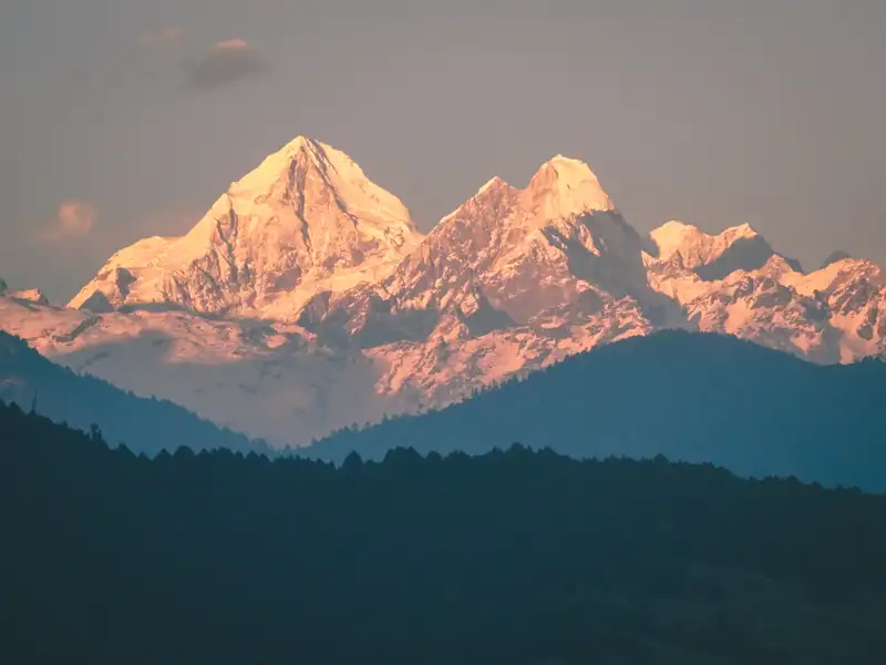 Schneebedeckte Berge im Abendlicht, aufgenommen während der Reise.