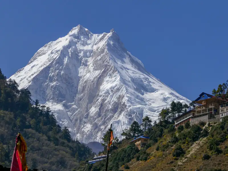Schneebedeckter Berg in der Landschaft.