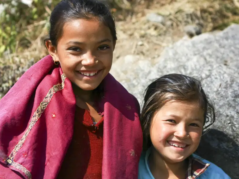 Zwei Mädchen während der Reise.