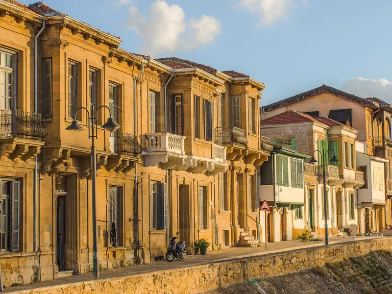 Historische Stadtgebäude mit traditionellen architektonischen Merkmalen.