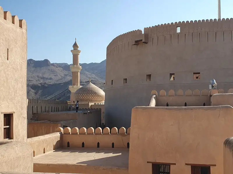 Historische Festungsanlage mit integrierter Moschee und Blick auf die umliegende Landschaft.
