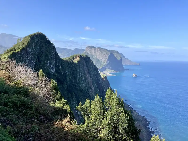 Steile Klippen und grüne Vegetation an der Atlantikküste.