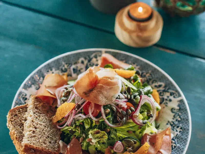 Salat mit Schinken und Brot