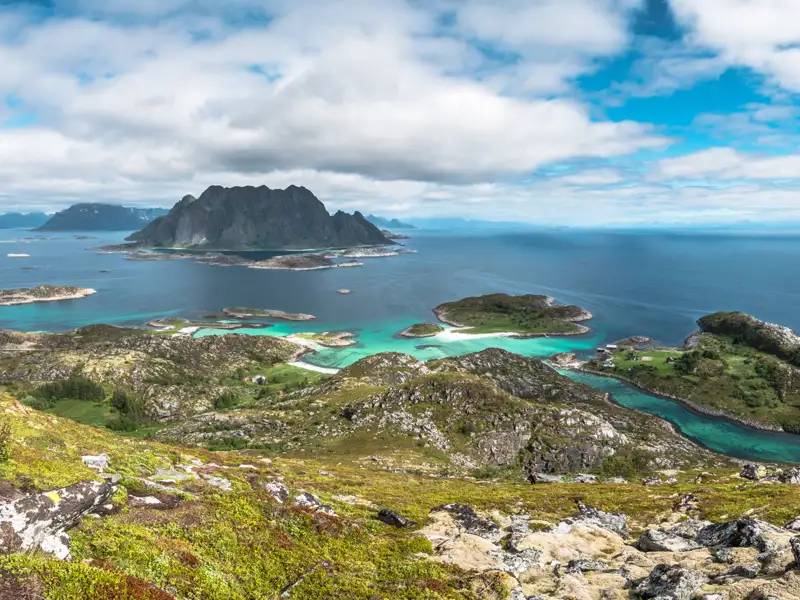 Panoramablick auf die Küste mit Inseln und türkisfarbenem Wasser.