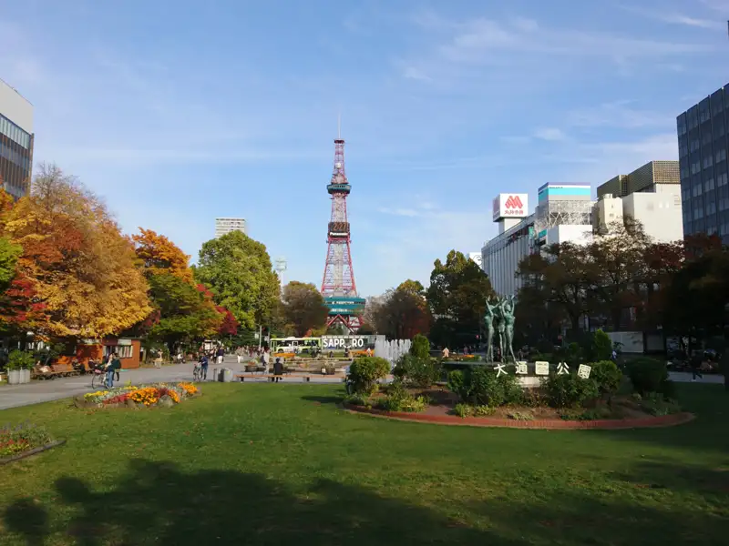 Der Sapporo TV Tower, umgeben von der herbstlichen Farbenpracht des Odori Parks.