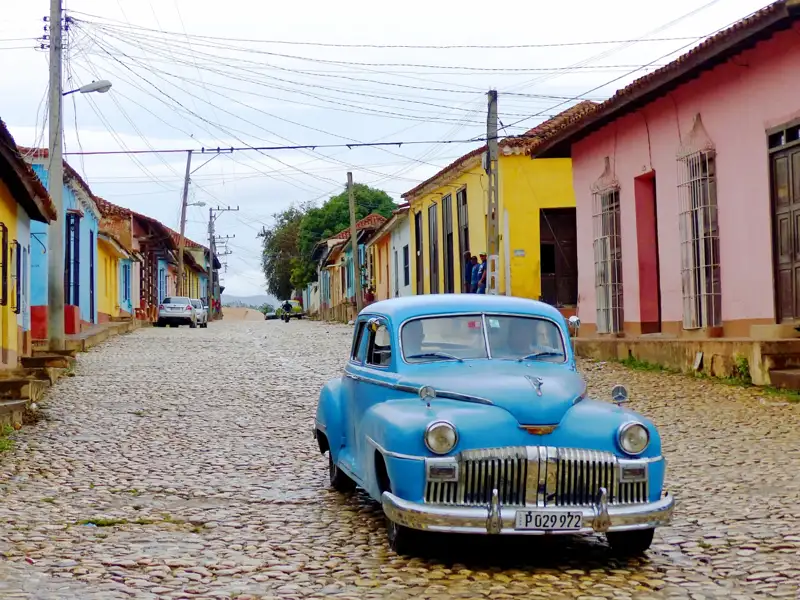 Oldtimer vor dem Gran Teatro de La Habana in Havanna, Kuba. Das Capitolio Nacional ist im Hintergrund sichtbar.