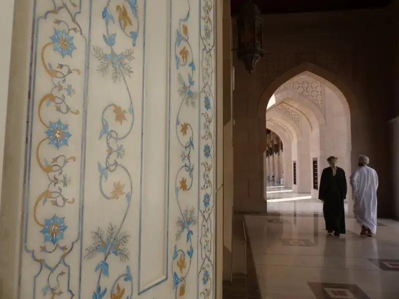 Verzierte Wanddetails und Arkaden in einer Moschee.