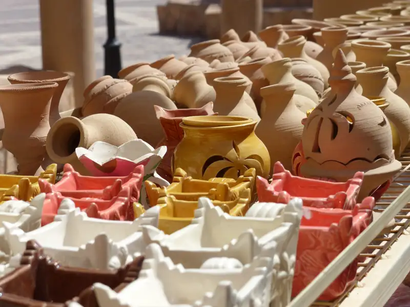 Auslage von handgefertigten Keramikwaren auf einem Markt.